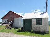 Hangar et remise au 1689, avenue Principale, Vue d'ensemble