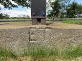Détail du socle de la croix de chemin, Vue d'ensemble