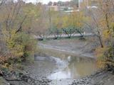 Pont de la rivière des Mères. Vue générale vers l'ouest avec la rivière à marée basse.