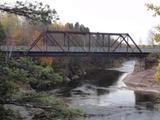 Pont ferroviare sur la rivière Etchemin. Vue latérale depuis l'amont