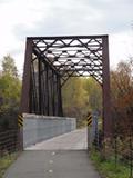 Pont ferroviare sur la rivière Etchemin. Vue avant de la piste cyclable vers le sud