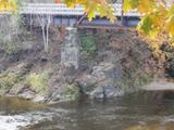 Pont ferroviare sur la rivière Etchemin. Vue de détail du pilier ouest et de l'ancien pilier du pont précédent