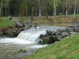 Barrage du parc. Vue latérale de la rive sud de la rivière aux Billots
