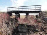 Pont de bois ferroviaire du ruisseau des Dames (Monk). Vue latérale