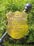 Croix de chemin commémorative. Vue de détail de la plaque commémorative des marins Vézina.