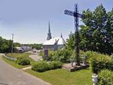 Croix de chemin commémorative. Vue générale vers l'ouest.
