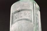 Bouteille à médicament. Détail de l'inscription «AYER'S»
