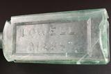 Bouteille à médicament. Détail de l'inscription «LOWELL / MASS»