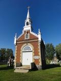 Plaque du 175e anniversaire de Saint-Anselme (2005). Vue générale de la chapelle funéraire située à l'entrée du cimetière