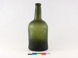 Bouteille à boisson alcoolisée de forme cylindrique courte. Vue générale