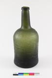 Bouteille à boisson alcoolisée de forme cylindrique courte. Vue générale