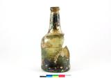 Bouteille à boisson alcoolisée de forme cylindrique trapue. Vue générale
