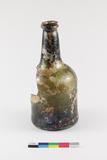 Bouteille à boisson alcoolisée de forme cylindrique trapue. Vue générale