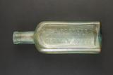 Bouteille à sirop. Détail de l'inscription sur la face avant