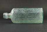 Bouteille de baume aux cerises. Détail des inscriptions 1/2