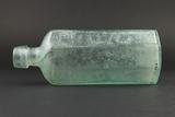 Bouteille de baume aux cerises. Détail des inscriptions 2/2