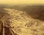 Mine Lac d'amiante. Vue aérienne de la mine Lac d'amiante, vers 1960.