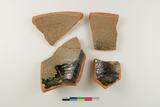 Fragments de bol ou de terrine. Faces internes
