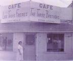 Café Les Trois Frères. Le bâtiment en 1958.