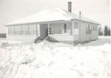 École protestante de Chibougamau 1. Le bâtiment dans les années 1950.