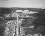Quartier de la compagnie Campbell Chibougamau Mines. Vue aérienne de la ville de Chibougamau en 1955 avec les maisons de la compagnie à l'avant plan.
