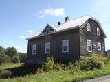 Maison située sur la route Centrale. Vue arrière et latérale