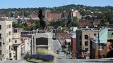 Monument aux Braves-de-Sherbrooke. Vue du monument dans son environnement, à partir du côté ouest.