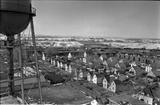 Quartier de la compagnie Montreal Cotton. Aperçu de la partie nord-est du « quartier des Anglais », délimité par Maden, Dufferin, Stevenson et le chemin de fer du CN. Vue de plusieurs types de maisons appartenant à la compagnie et louées aux employés (vers 1970).