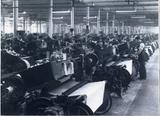 Complexe industriel de la Montreal Cotton. Vue de l'intérieur d'une salle de tissage (vers 1950).