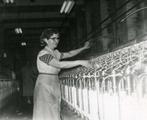 Complexe industriel de la Montreal Cotton. Travailleuse au département du filage (1962).