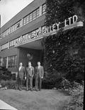 Complexe industriel de la Canadian Schenley. Vue extérieure de l'entrée principale de l'usine (1963).