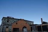 Complexe industriel de la Canadian Bronze Powder Works. Vue extérieure des anciennes fournaise et fonderie (2014).