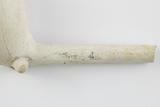 Pipe. Détail marque, côté gauche du tuyau