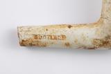 Pipe. Détail marque, côté droit du tuyau