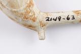 Pipe. Détail marque, côté gauche au dessus de l'éperon
