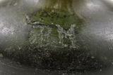 Bouteille à boisson alcoolisée de forme globulaire à col court. Détail de la marque « RM »