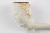 Pipe. Détail décor, côté gauche du fourneau