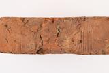 Fragment de brique. Détail du côté