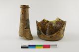 Fragments de bouteille à boisson alcoolisée de forme « pot de fleur ». Vue générale