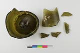Fragments de bouteille à boisson alcoolisée de forme « pot de fleur ». Vue générale