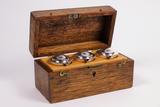 Ensemble de coffret et ampoules aux saintes huiles. Vue générale