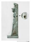 Amulette de la déesse Nephthys. Côté droit avec détail du trou d'attache