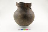 Vase à parement et à crestellation. Vue générale, côté A