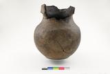 Vase à parement et à crestellation. Vue générale, côté B