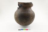 Vase à parement et à crestellation. Vue générale, côté C