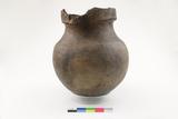 Vase à parement et à crestellation. Vue générale, côté D