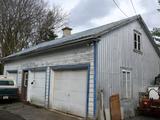 Garage. Vue d'angle de la façade droite