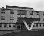 Hôpital de Chibougamau, porte d'entrée et façade, 1968, F92 Jean Le photographe