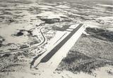 Vue aérienne du site de l'aéroport La Grande Rivière, Radisson, vers 1980. Société de développement de la Baie-James.