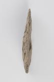 Pointe triangulaire à base concave. Détail du tranchant latéral A, de dessus